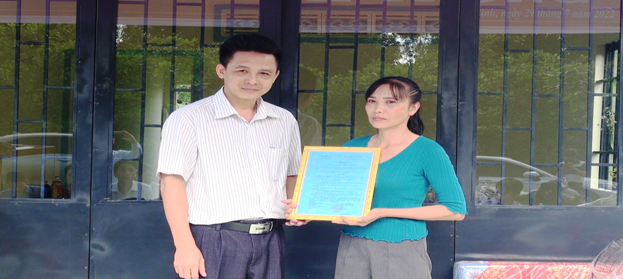 Thường trực HĐND huyện Phú Riềng trao nhà tình thương cho hộ nghèo xã Long Bình