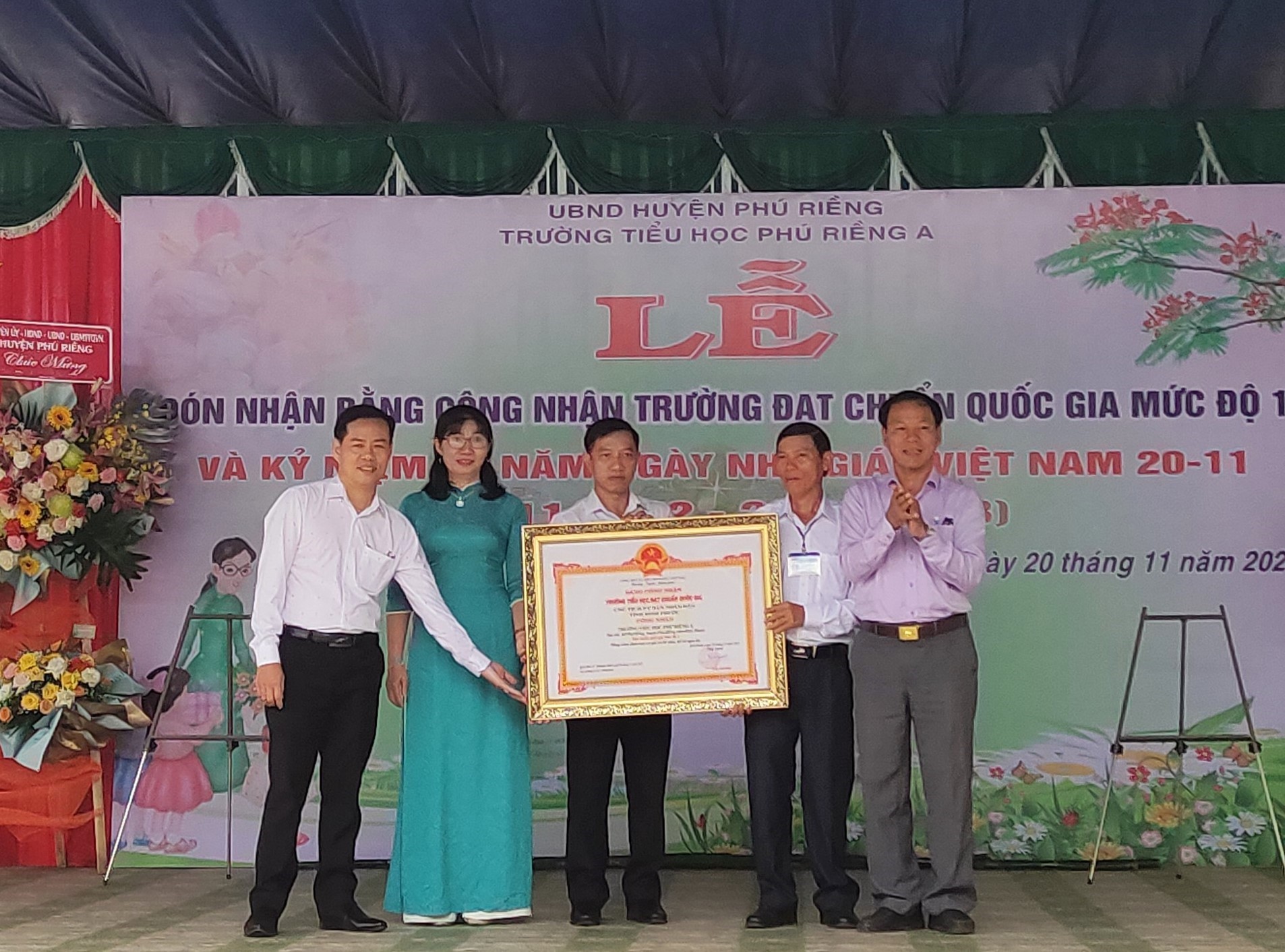Thừa ủy quyền của lãnh đạo tỉnh, Phó Chủ tịch HĐND huyện Phú Riềng Nguyễn Thanh Minh trao Bằng công nhận đạt chuẩn Quốc gia mức độ 1 cho Trường Tiểu học Phú Riềng A.