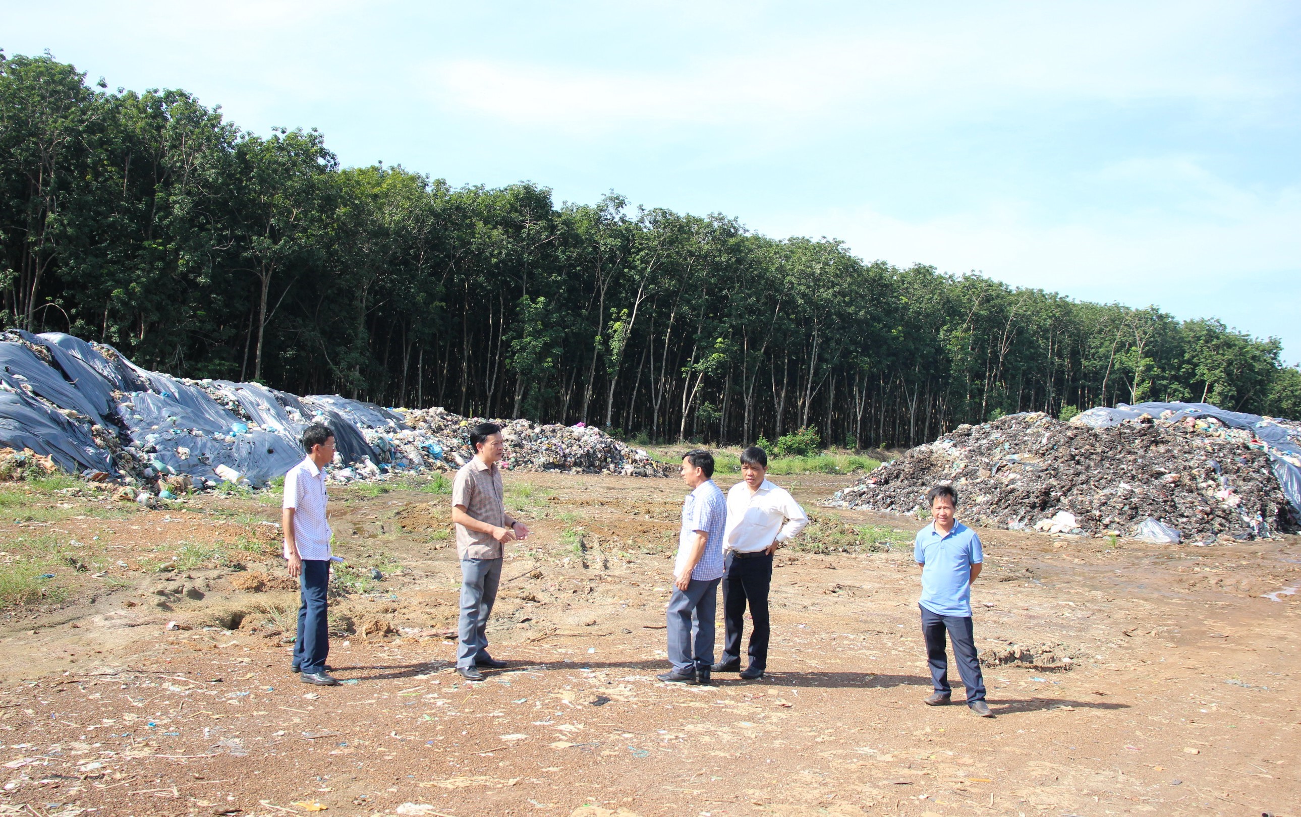 Chủ tịch UBND huyện Lê Anh Nam kiểm tra xử lý rác thải sinh hoạt tại bãi rác thôn Phú Nguyên, xã Phú Riềng.