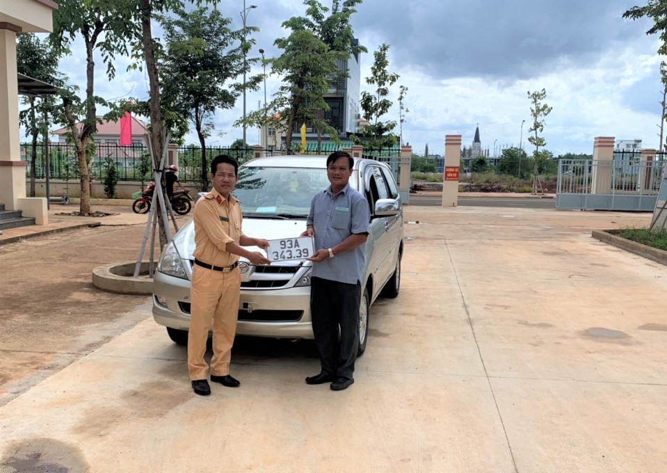 Công dân đầu tiên của huyện Phú Riềng được đăng ký xe ô tô tại Công an huyện.