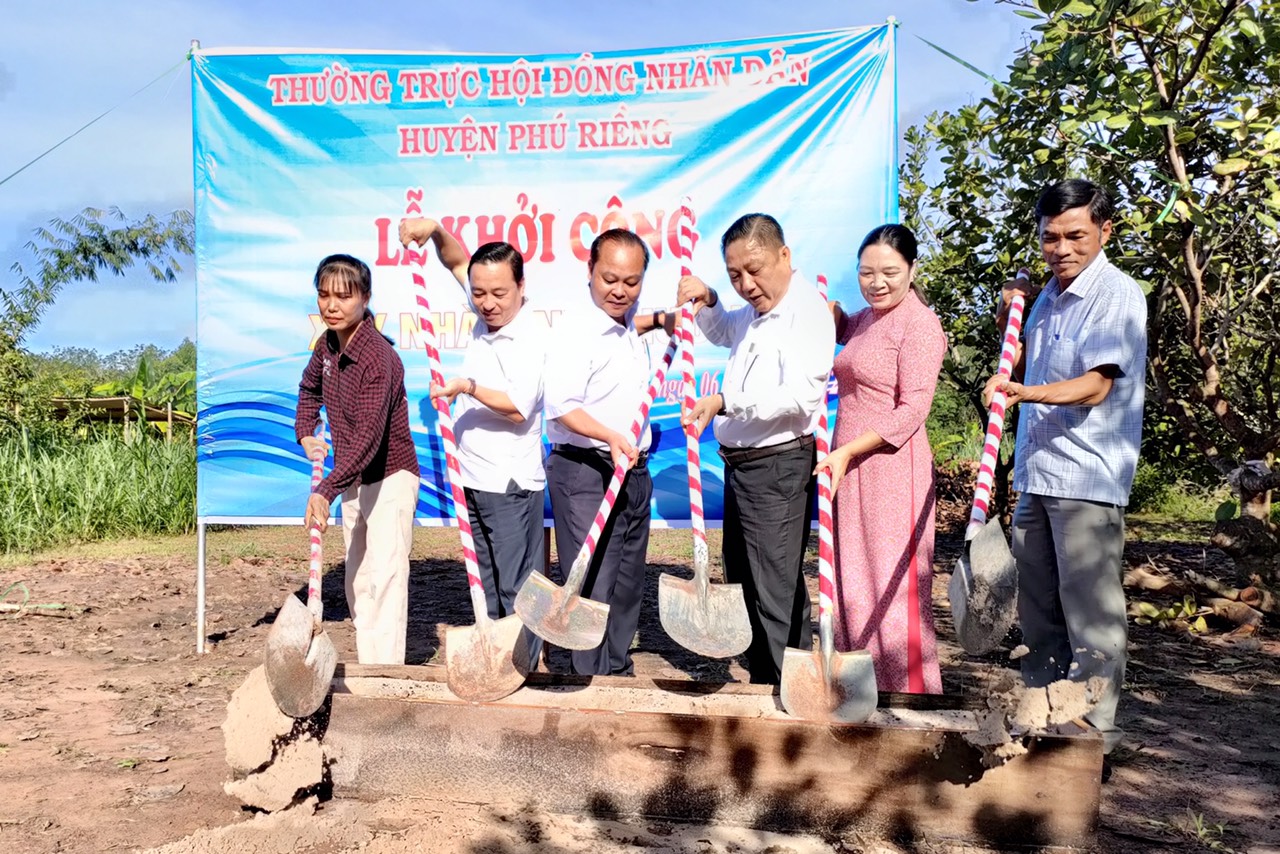 Thường trực HĐND huyện khởi công xây dựng nhà tình thương cho hộ nghèo xã Long Bình