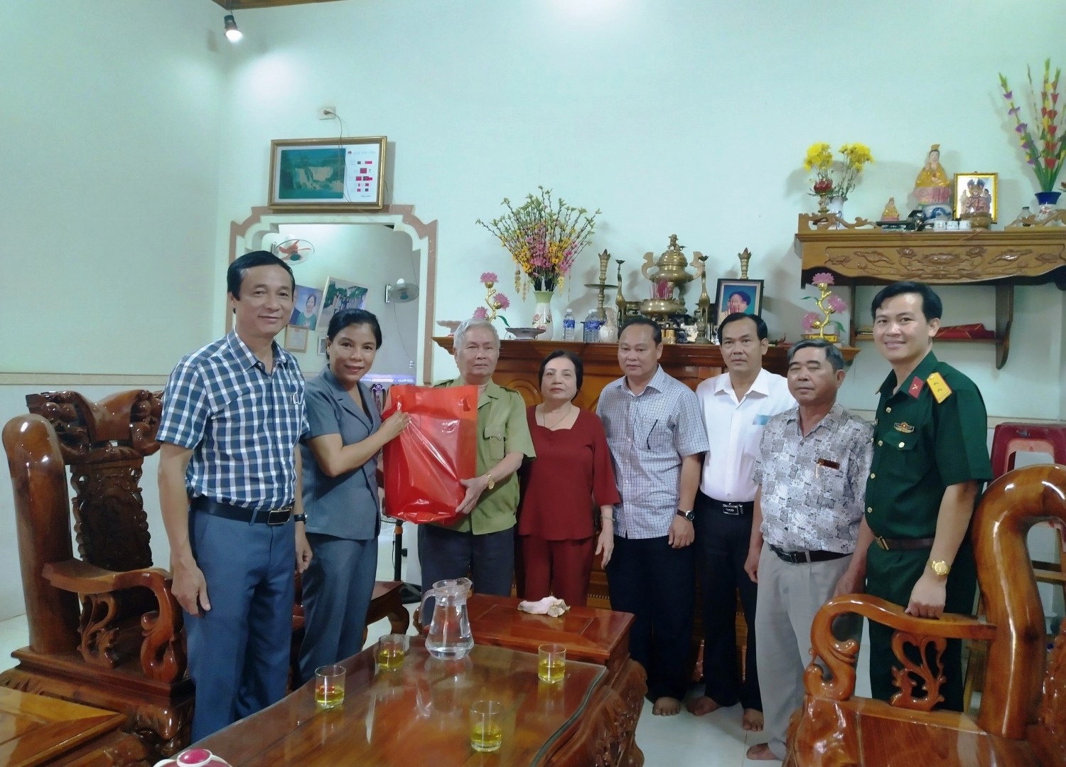 Bí thư Huyện ủy Nguyễn Thị Xuân Hòa thăm tặng quà CCB nhân dịp 47 năm ngày giải phóng miền Nam 30/4