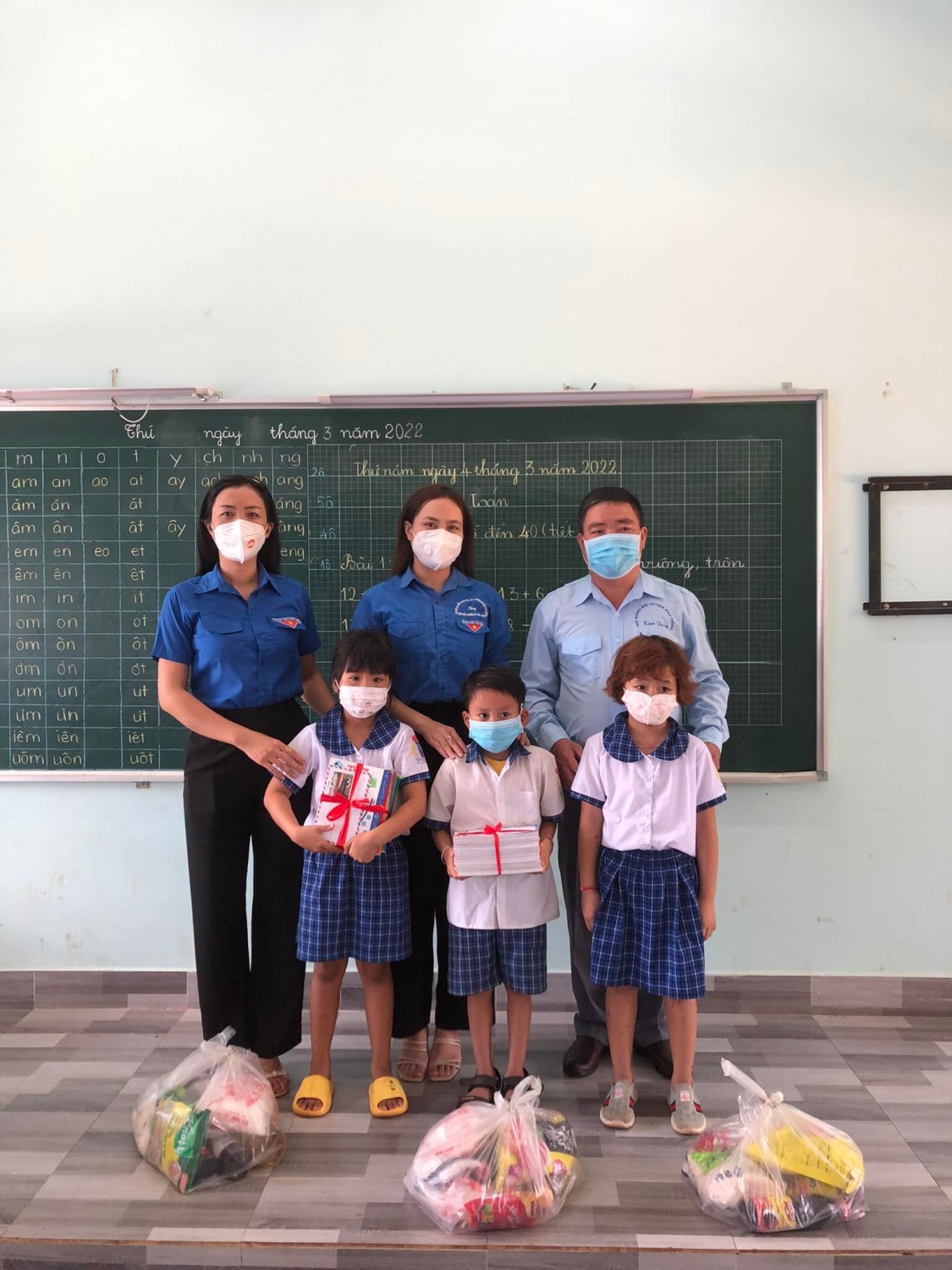 Chi đoàn Khối Vận Phú Riềng tặng quà cho các em học sinh, đoàn viên có hoàn cảnh khó khăn tại xã Long Hà