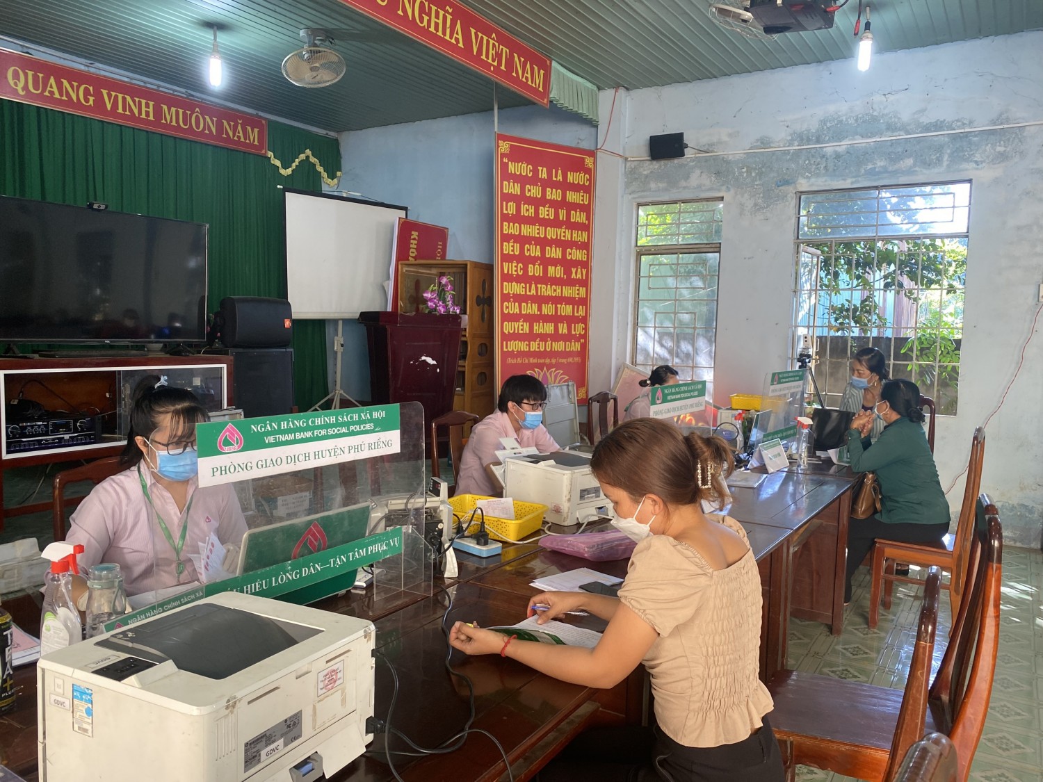 Ngân hàng chính sách huyện giải ngân cho 28 hộ vay xã Long Tân