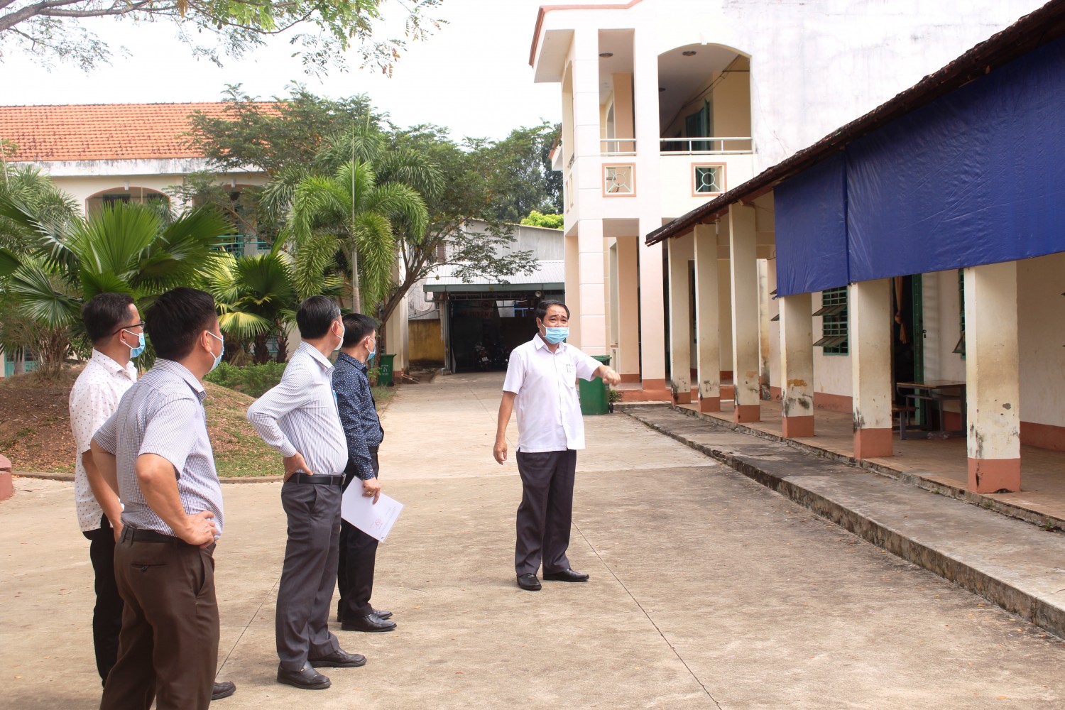 UVBTV - Phó Chủ tịch UBND huyện Bùi Văn Hiếu kiểm tra cơ sở vật chất tại các trường học trên địa bàn xã Phú Riềng