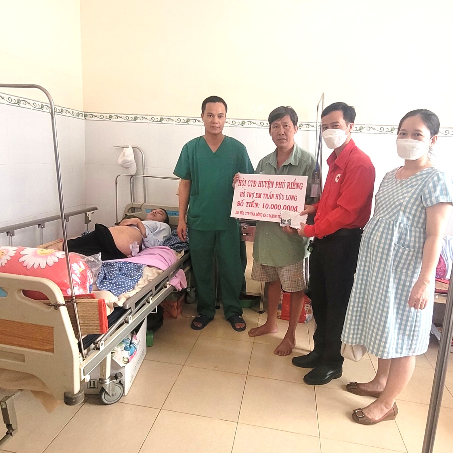Hội Chữ thập đỏ huyện trao 31,6 triệu đồng trợ giúp cho cháu Trần Hữu Long