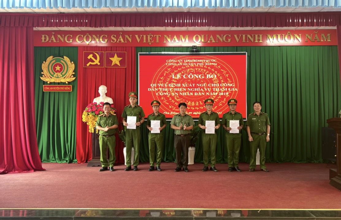 4 công dân thực hiện nghĩa vụ Công an nhân dân tại huyện Phú Riềng được trao quyết định xuất ngũ.