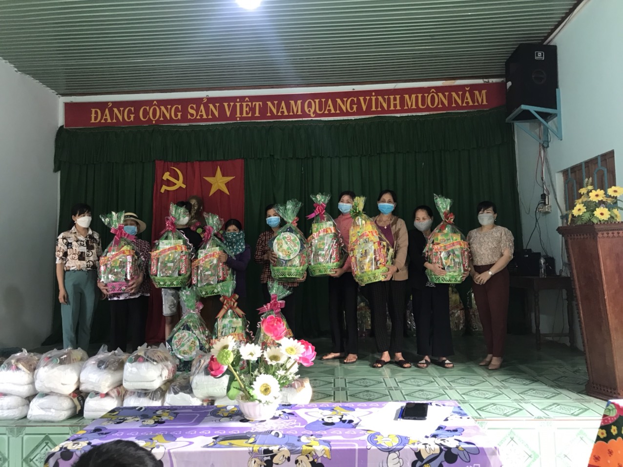 Tặng quà Tết cho hội viên phụ nữ nghèo, có hoàn cảnh khó khăn tại xã Long Bình, Phú Trung