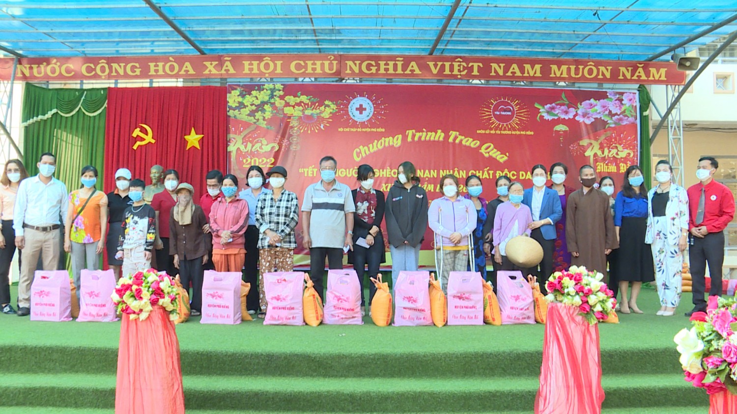 Phú Riềng tổ chức gian hàng Tết 0 đồng và tặng học bổng xuân Nhâm Dần 2022