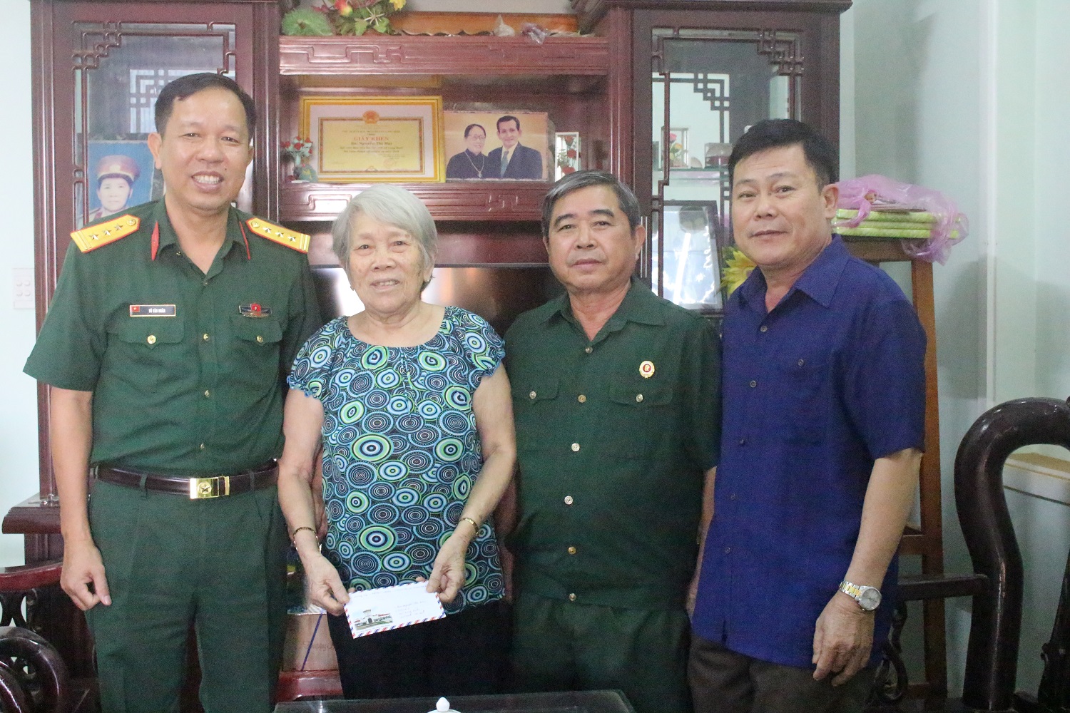 Chỉ huy trưởng Ban Chỉ huy Quân sự huyện Phú Riềng chúc tết các Đảng viên, gia đình chính sách xã Long Bình.
