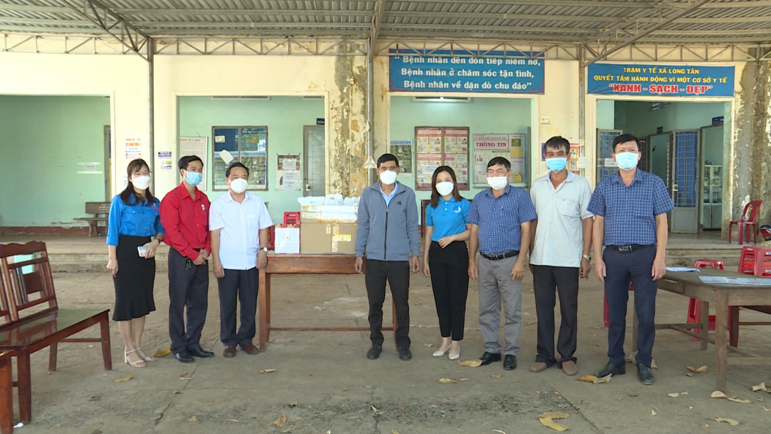 Tặng túi thuốc an sinh cho các F0 điều trị tại nhà của xã Long Tân