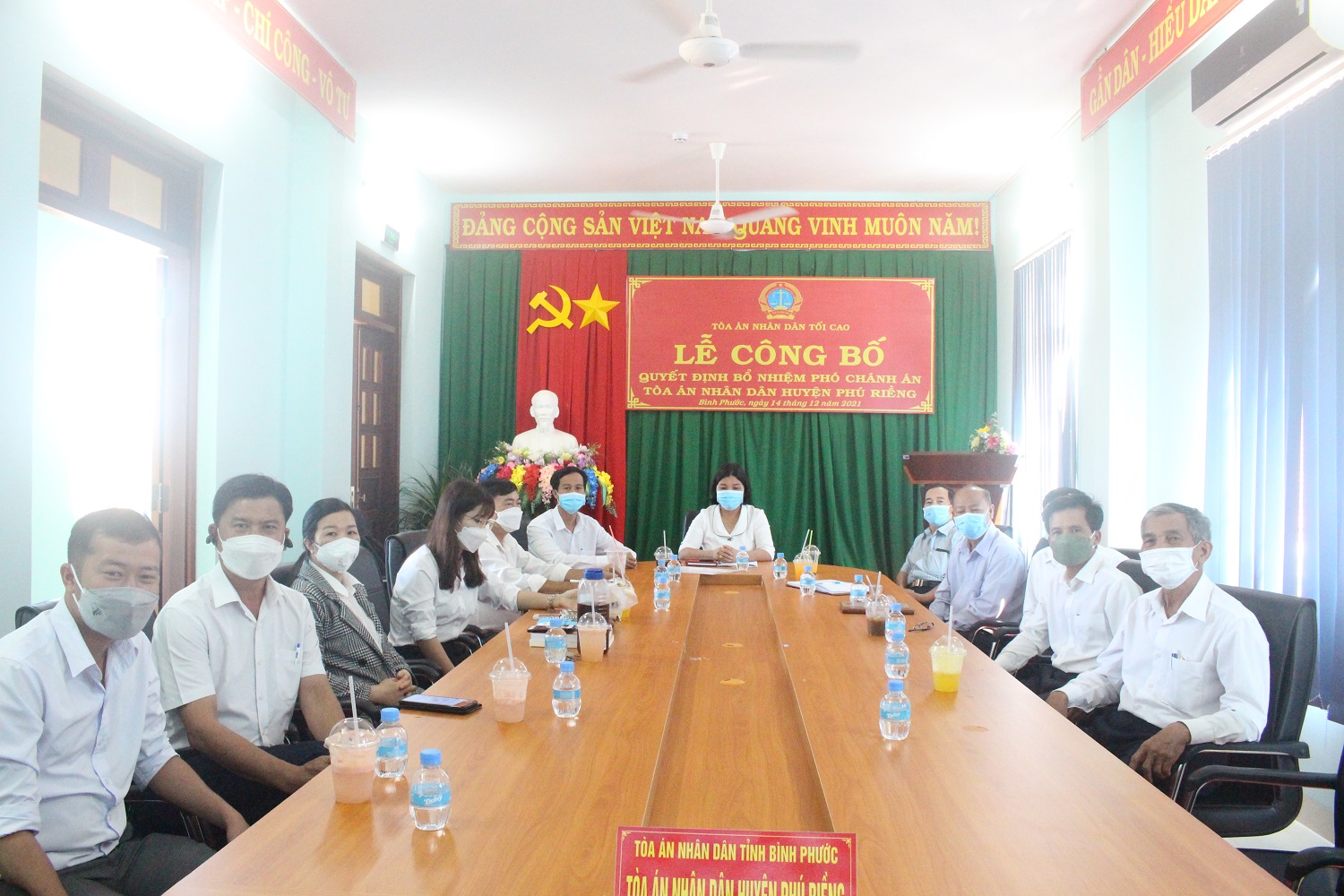 Các vị Hội thẩm nhân dân huyện Phú Riềng tham gia tập huấn nghiệp vụ.