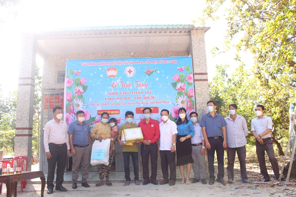 Trao tặng nhà Chữ thập đỏ cho hộ DTTS xã Long Tân