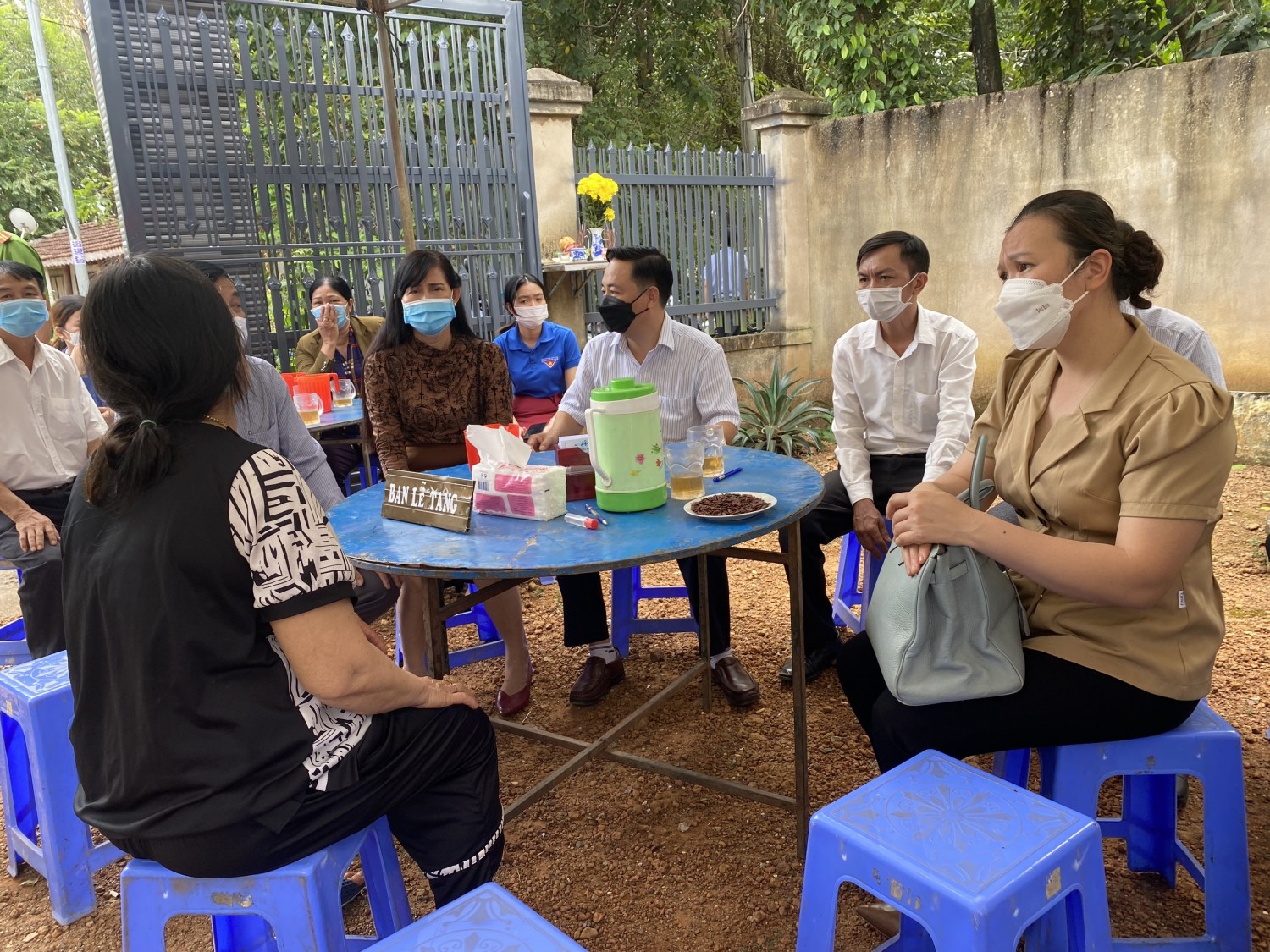 Lãnh đạo huyện Phú Riềng động viên gia đình các nạn nhân bị đuối nước tại xã Long Hà.