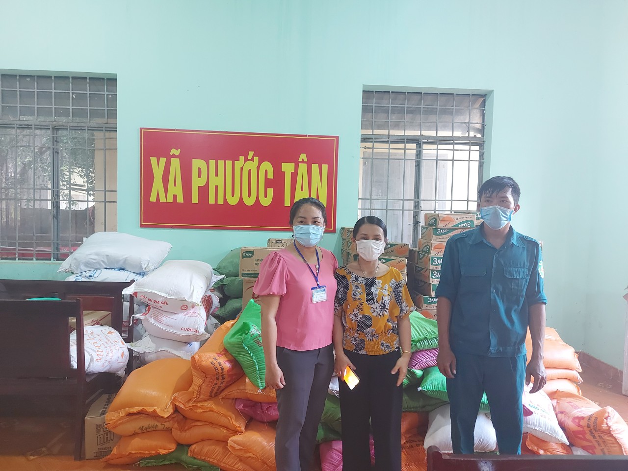 Ủy ban MTTQ Việt Nam huyện trao tặng 100 phần quà cho các hộ dân gặp khó khăn của thôn Bù Tố, xã Phước Tân