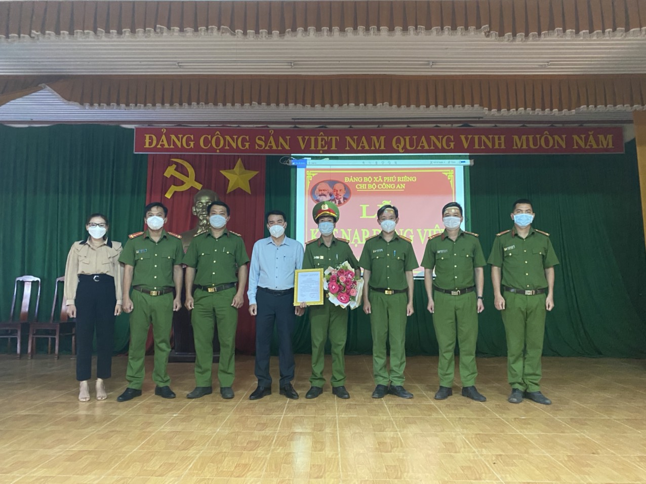 Kết nạp Đảng tại Chi bộ Công an xã Phú Riềng.