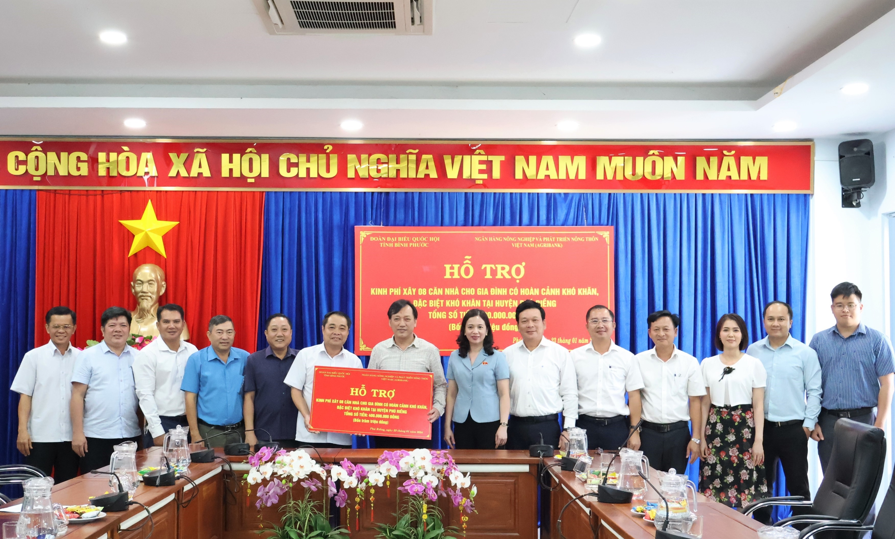 Đoàn Đại biểu Quốc hội tỉnh tặng kinh phí xây dựng 8 căn nhà cho các gia đình có hoàn cảnh khó khăn tại huyện Phú Riềng
